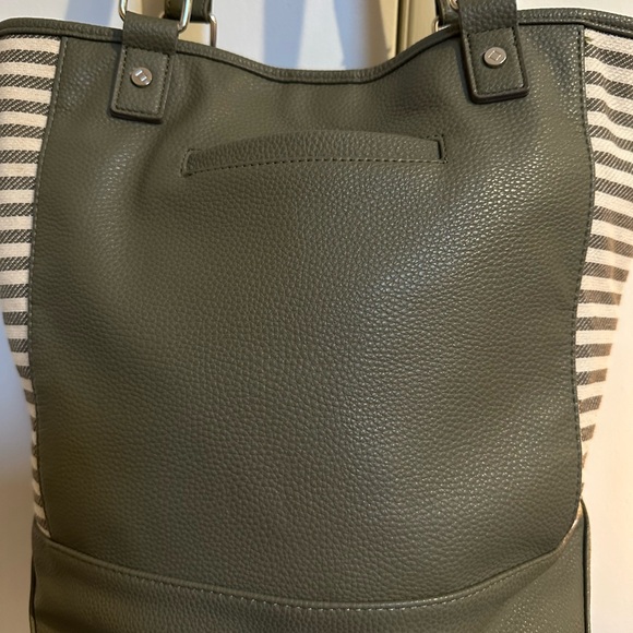 NWOT: SET:Green tote w/matching wallet - Picture 4 of 7